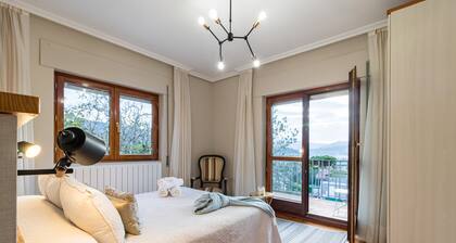 Country House 'Casa La Quinta' with Mountain Views, Heated Pool and Wi-Fi