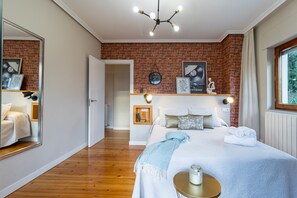 6 bedrooms, iron/ironing board, free WiFi, bed sheets
