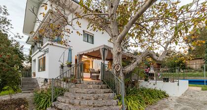 Country House 'Casa La Quinta' with Mountain Views, Heated Pool and Wi-Fi