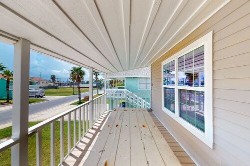 Comfortable retreat near attractions and close to beach