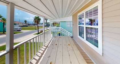 Comfortable retreat near attractions and close to beach
