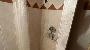 Een douche, een haardroger, handdoeken