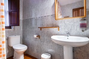 Shower, towels - Refuge in the Gorge with Whirlpool (San Ignacio)