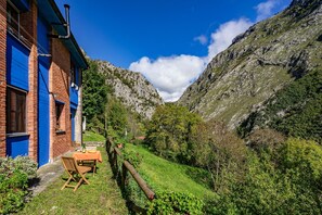 Outdoor dining - Refuge in the Gorge with Whirlpool (San Ignacio)