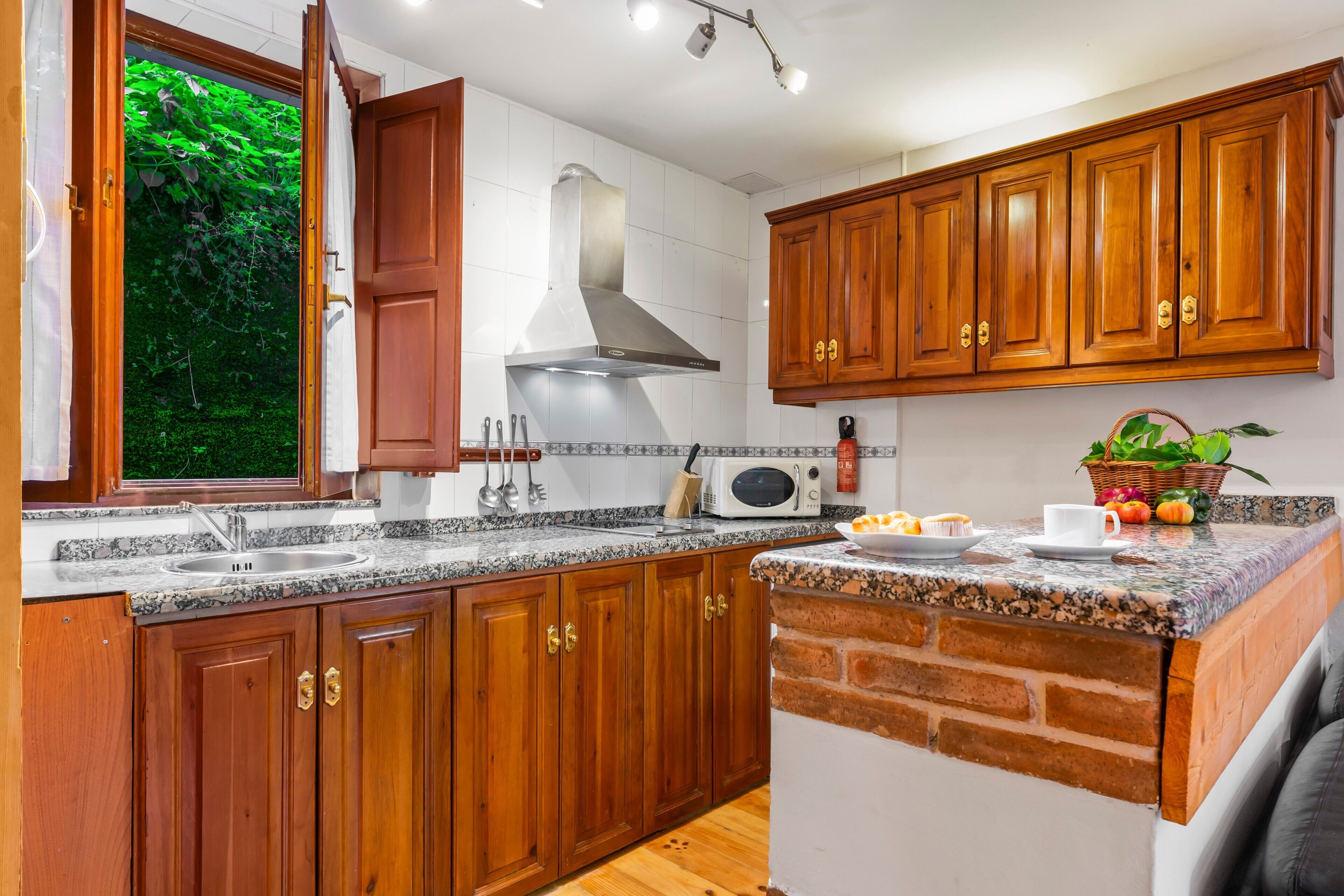 Réfrigérateur, micro-ondes, plaque de cuisson, cafetière/bouilloire