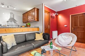 TV, fireplace - Refuge in the Gorge with Whirlpool (San Ignacio)