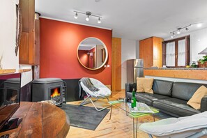 TV, fireplace - Refuge in the Gorge with Whirlpool (San Ignacio)