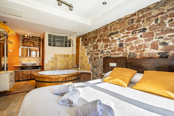 1 bedroom, bed sheets