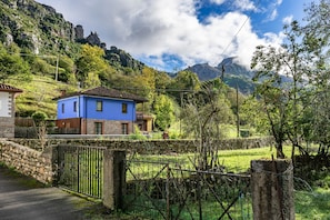 Property grounds - Rural House 'Aguas Del Sella - Jacuzzi' with Mountain Views and Shared Garden (Precendi)