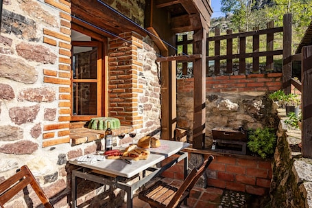 Outdoor dining. Rural House 'Aguas Del Sella - Jacuzzi' with Mountain Views and Shared Garden