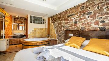 1 bedroom, bed sheets