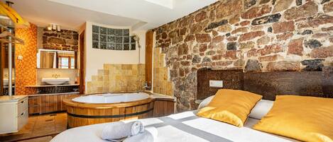 1 bedroom, bed sheets