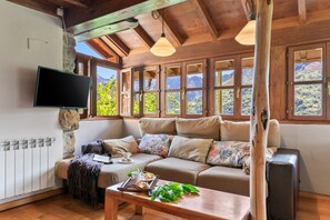 TV, fireplace - Secret Refuge in the Mountains of Asturias (Cazo)