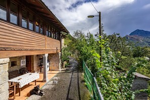Outdoor dining - Secret Refuge in the Mountains of Asturias (Cazo)