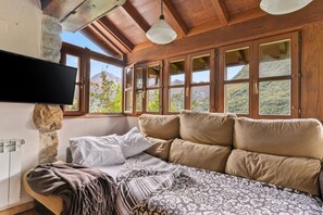 Interior - Secret Refuge in the Mountains of Asturias (Cazo)