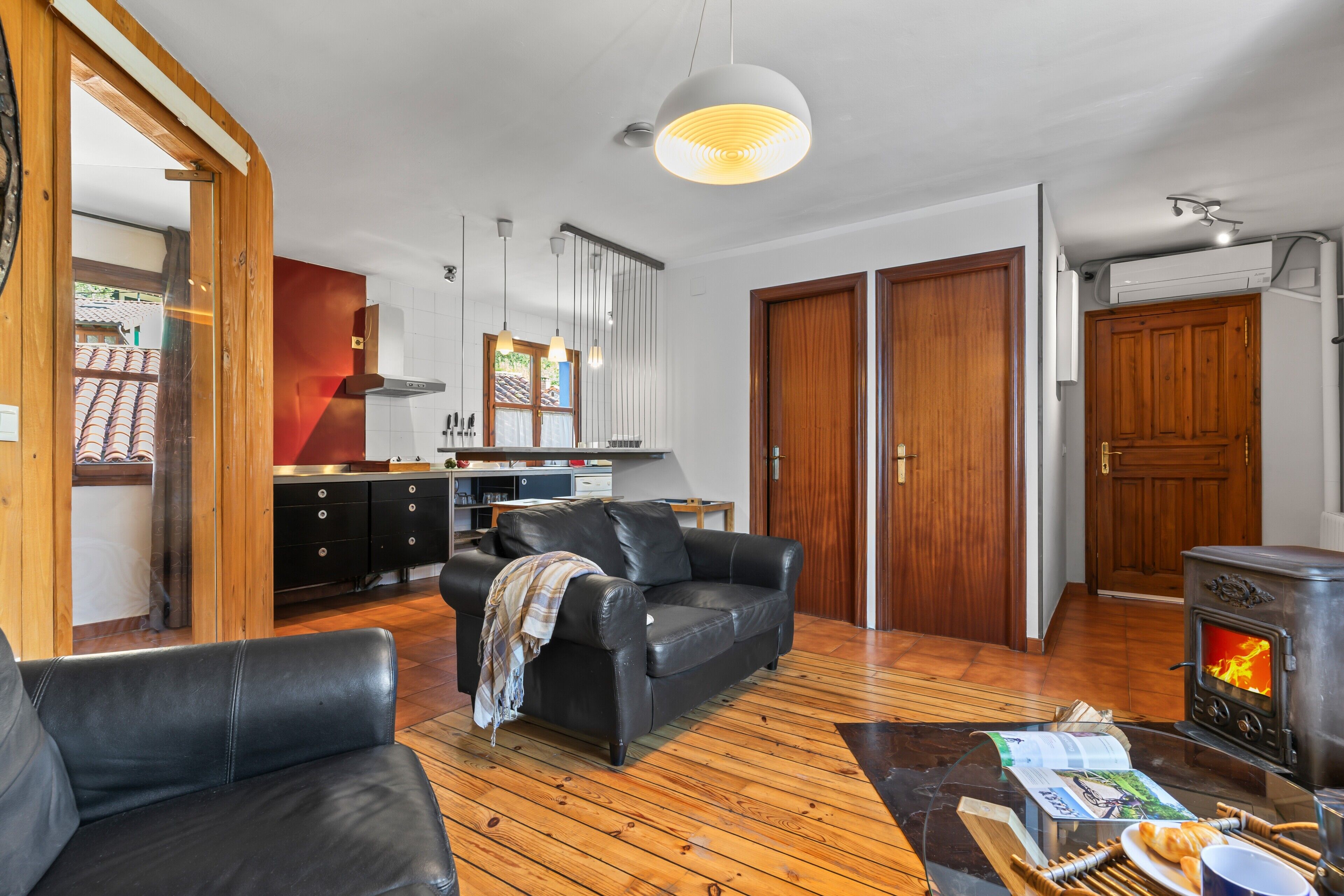 Televisión y chimenea 