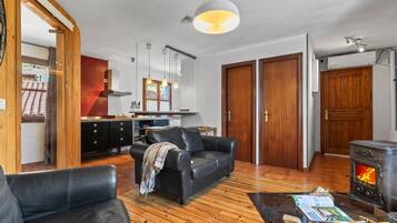 Televisión y chimenea