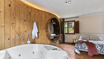 1 slaapkamer, een strijkplank/strijkijzer, beddengoed