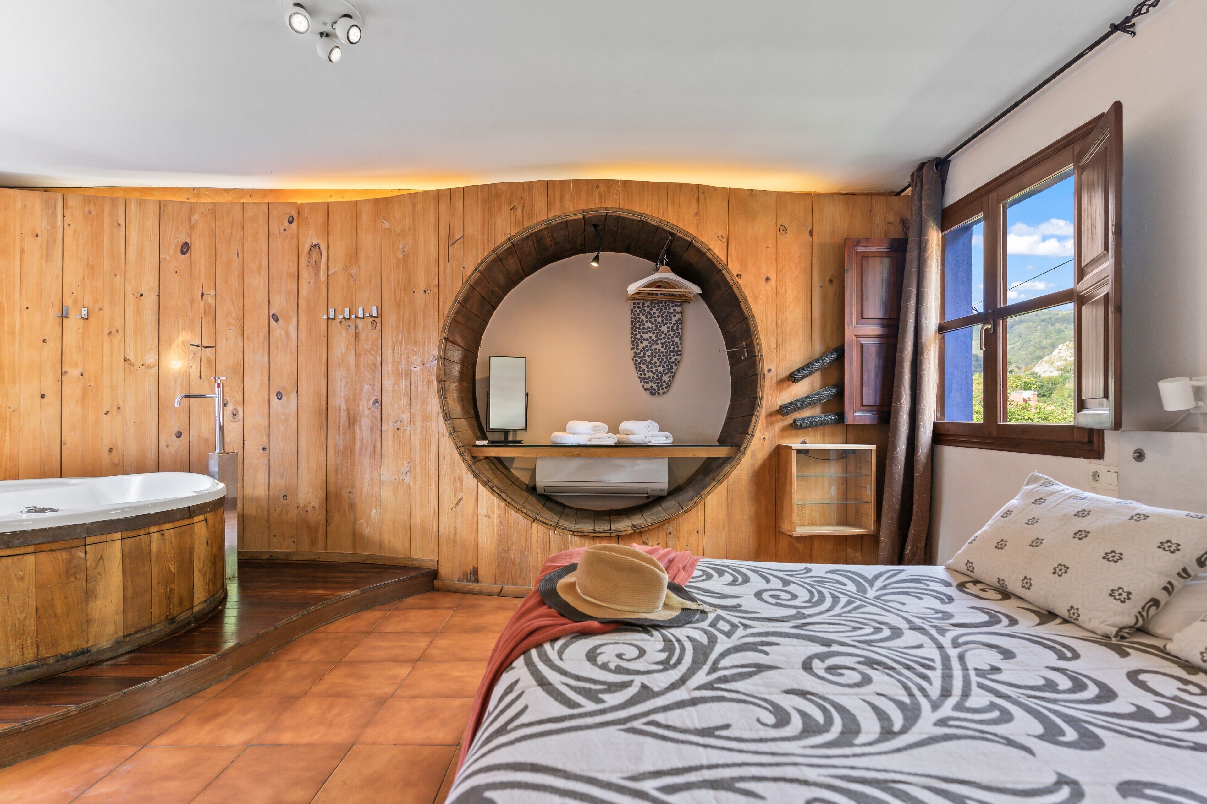 1 habitación, tabla de planchar con plancha y ropa de cama 