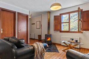 Interior - Jacuzzi with views in the Ponga Park (Cazo)