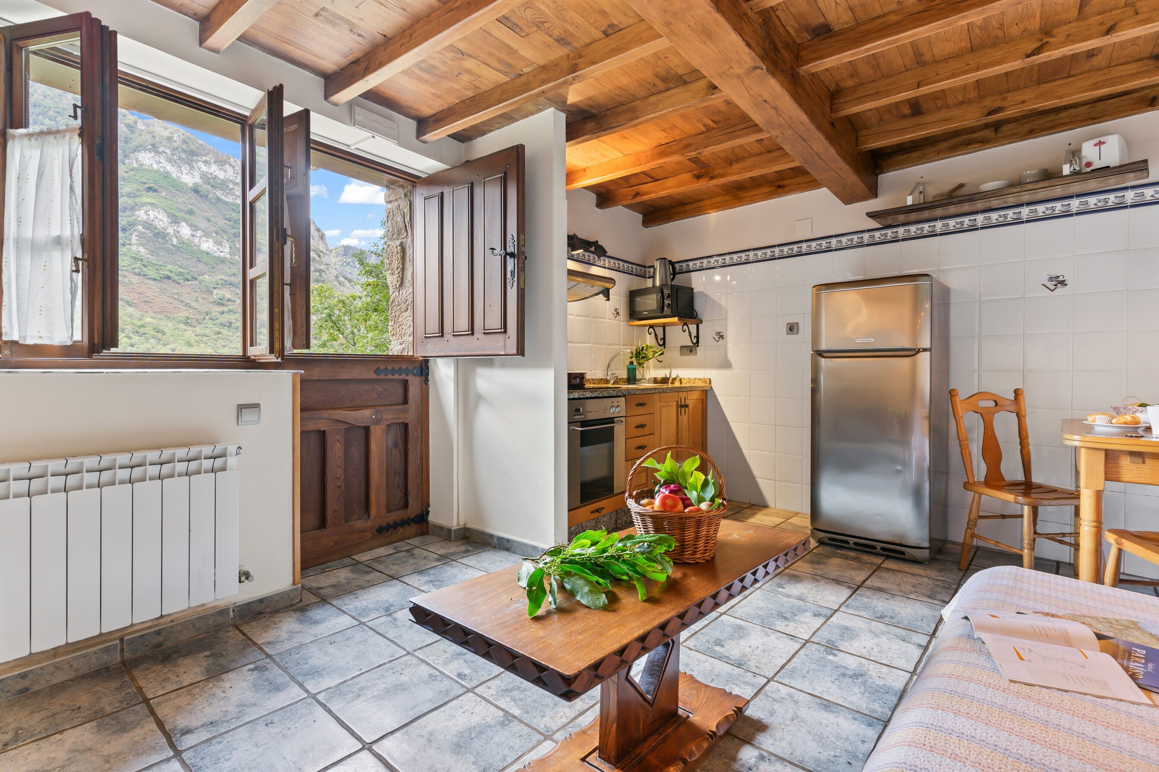 Réfrigérateur, micro-ondes, plaque de cuisson