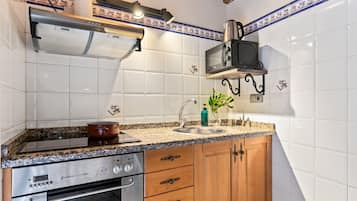 Fridge, microwave, stovetop, cookware/dishes/utensils