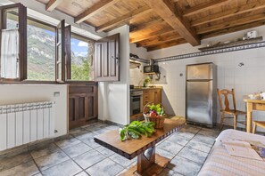 Jääkaappi, mikroaaltouuni, liesi, keittoastiat/astiat/ruokailuvälineet