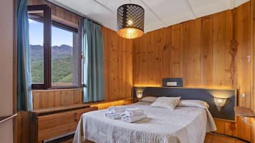 2 dormitorios, tabla de planchar con plancha, ropa de cama