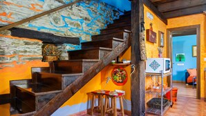 A staircase with wooden steps and a stone wall. - Rural House 'Teixo' with Mountain Views, Private Terrace, and Wi-Fi (A Fonsagrada)
