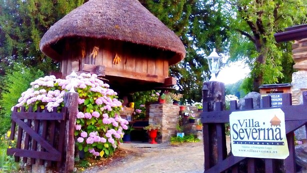 A rustic wooden structure with a thatched roof, a sign reading 'Villa Severina,' and a gate with a flower arrangement. - Casa Rural 'Nogueira' with Mountain Views, Private Terrace, and Wi-Fi (A Fonsagrada)