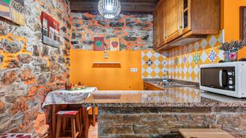 Een koelkast, een magnetron, een kookplaat