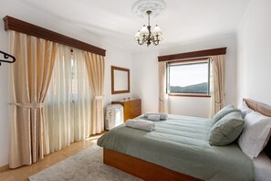 3 slaapkamers, een strijkplank/strijkijzer, gratis wifi, beddengoed