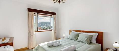 3 chambres, fer et planche à repasser, Wi-Fi gratuit, draps fournis