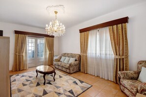 TV - Villa 'Casa Cimo D'Aldeia' with Mountain View, Wi-Fi and Air Conditioning (Vila Cova de Perrinho)