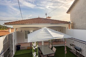 Outdoor dining - Villa 'Casa Cimo D'Aldeia' with Mountain View, Wi-Fi and Air Conditioning (Vila Cova de Perrinho)