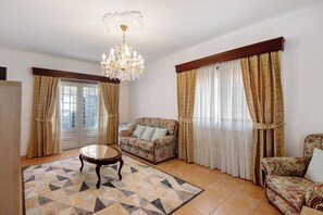 TV - Villa 'Casa Cimo D'Aldeia' with Mountain View, Wi-Fi and Air Conditioning (Vila Cova de Perrinho)