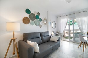 TV - Apartment 'Apartamento Los Balcones A' with Sea View, Private Terrace and Wi-Fi (Chiclana de la Frontera)