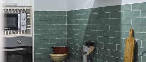 Een koelkast, een microgolfoven, een oven, een kookplaat