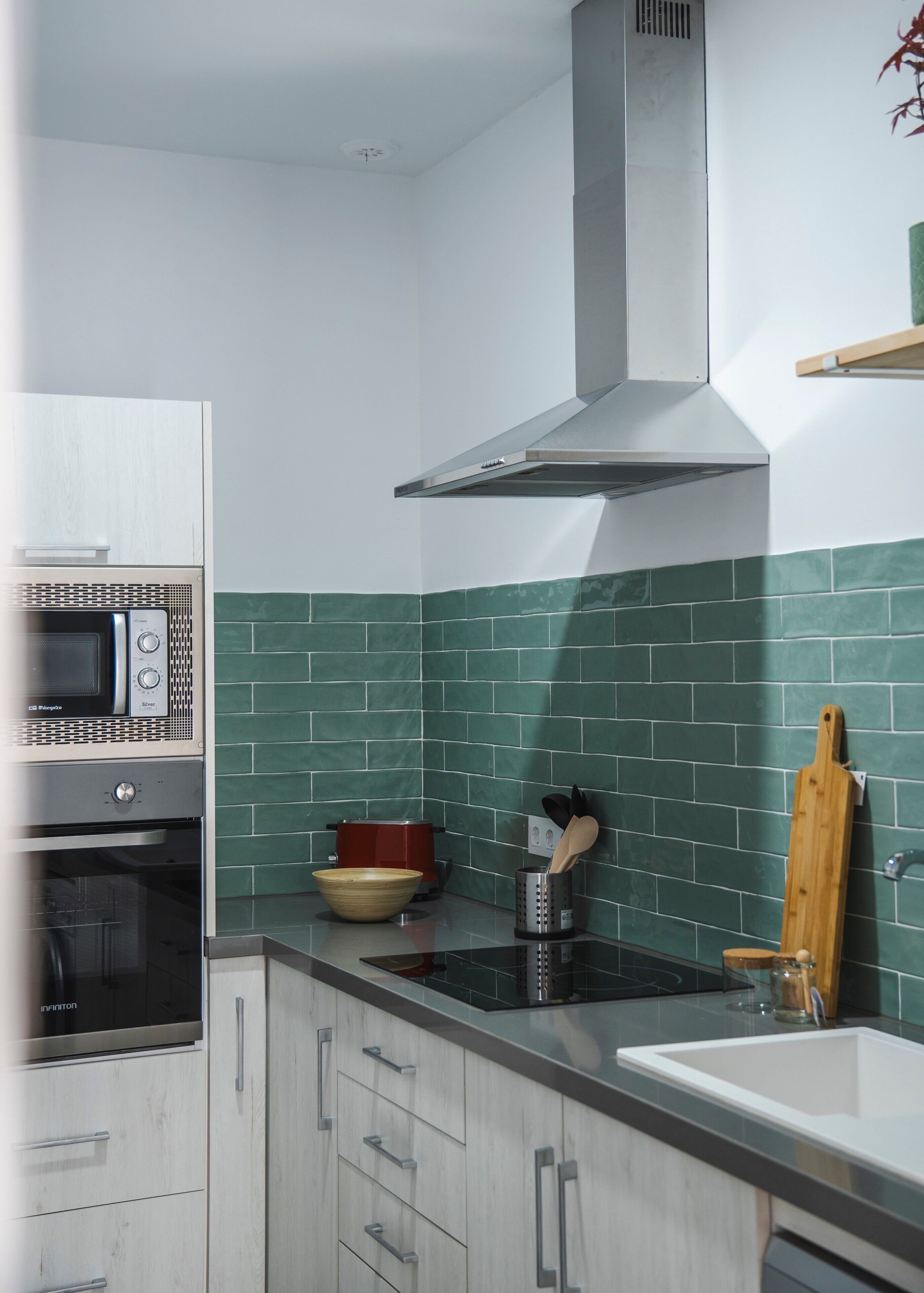 Een koelkast, een magnetron, een oven, een kookplaat