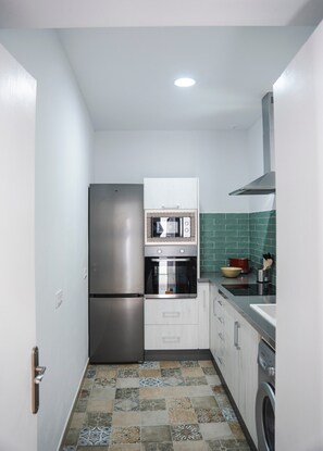 Geladeira, micro-ondas, fogão, cooktop