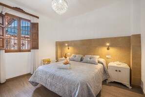 7 bedrooms, iron/ironing board, free WiFi, bed sheets