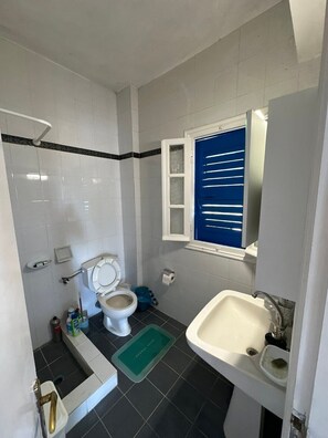Douche, articles de toilette gratuits, sèche-cheveux