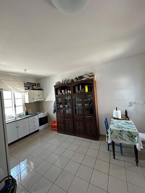 ثلاجة، ميكروويف، فرن، موقد طهي مسطح