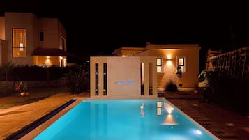 Indoor pool, 2 outdoor pools