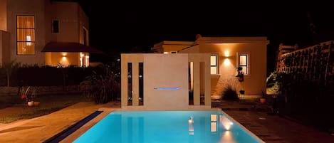 Indoor pool, 2 outdoor pools