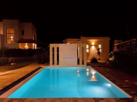 Una piscina techada, 2 piscinas al aire libre