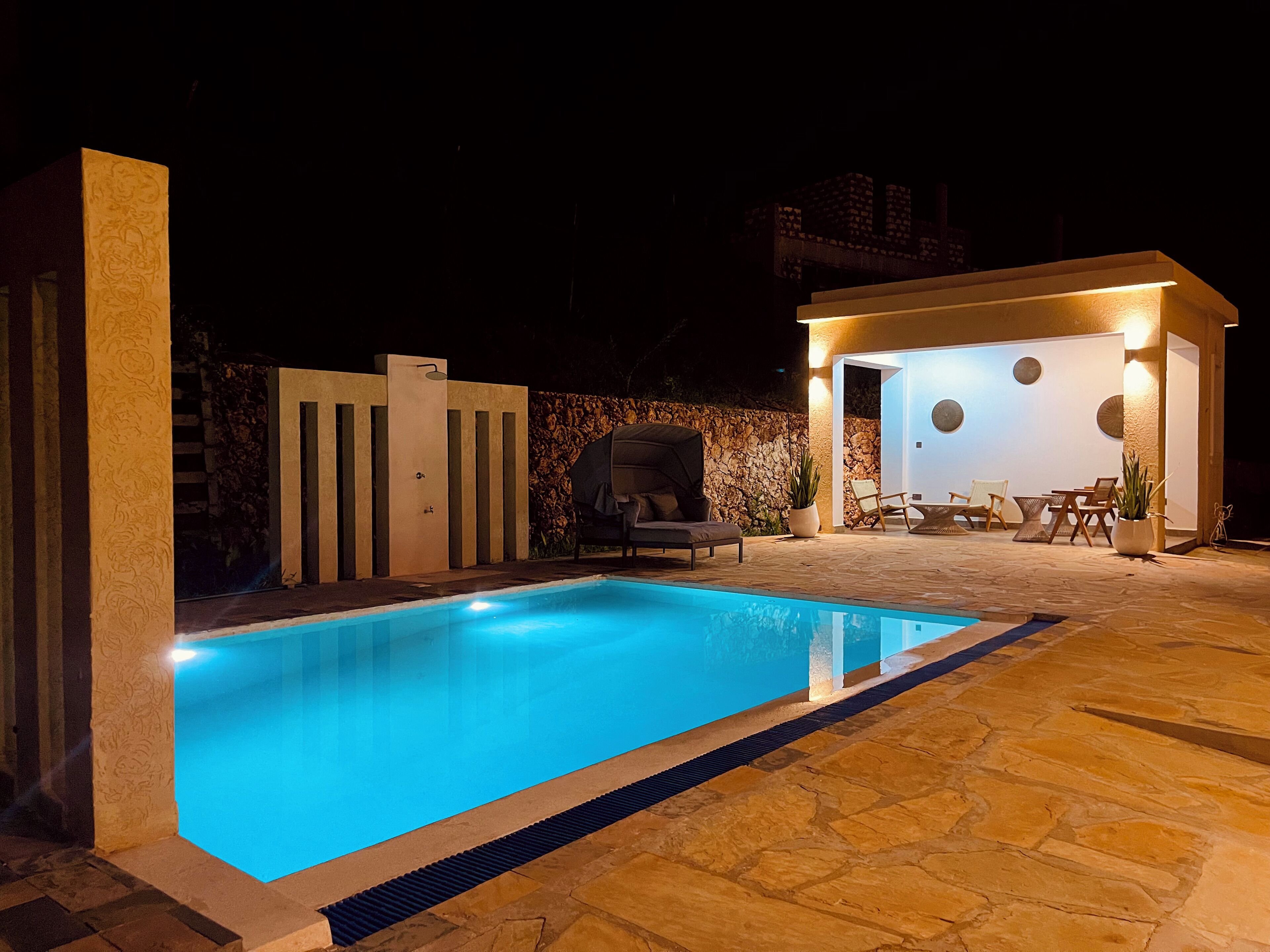 室内游泳池，2 室外游泳池