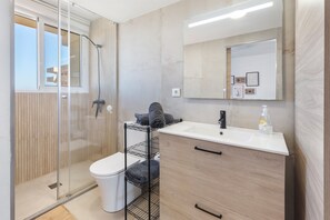 Een douche, een haardroger, handdoeken
