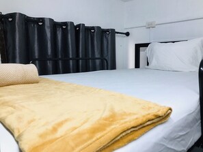 In-room safe, iron/ironing board, free WiFi - Silom Guesthouse (Bangkok)
