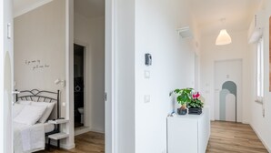 Un dormitorio moderno con una cama, una mesita de noche y una pared con una cita motivacional.